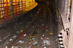 De Stad van New York, de Verenigde Staten van Amerika - Mei 01, 2016: Forens bij metropost wordt begroet met verspreide krant die stock afbeelding De Stad van New York, de Verenigde Staten van Amerika - Mei 01, 2016: Forens bij metropost wordt begroet met verspreide krant die stock afbeelding