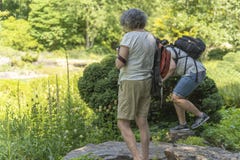DE STAD VAN NEW YORK, DE V.S. - 26 JUNI 2018: Volwassene die een foto met dslrcamera nemen in het park stock fotografie DE STAD VAN NEW YORK, DE V.S. - 26 JUNI 2018: Volwassene die een foto met dslrcamera nemen in het park stock fotografie