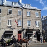 De Stad van Quebec, Quebec - Oktober twaalfde, 2013: Caleche of een paard-dra royalty-vrije stock afbeeldingen De Stad van Quebec, Quebec - Oktober twaalfde, 2013: Caleche of een paard-dra royalty-vrije stock afbeeldingen