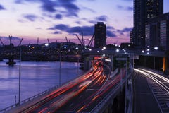 De stadsgebouwen van Australië Brisbane bij nacht stock afbeelding De stadsgebouwen van Australië Brisbane bij nacht stock afbeelding