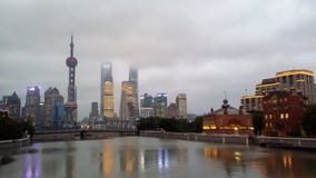 De stadshorizon van Shanghai, China op de Huangpu-Rivier royalty-vrije stock fotografie De stadshorizon van Shanghai, China op de Huangpu-Rivier royalty-vrije stock fotografie