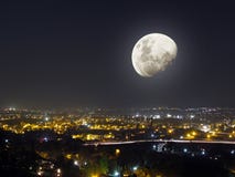 De stadsmening van de maan lichte nacht Royalty-vrije Stock Fotografie De stadsmening van de maan lichte nacht Royalty-vrije Stock Fotografie
