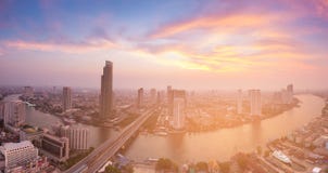 De stadsrivier van Bangkok van de panorama Luchtdiemening met na zonsondergangtoon wordt gebogen Royalty-vrije Stock Fotografie De stadsrivier van Bangkok van de panorama Luchtdiemening met na zonsondergangtoon wordt gebogen Royalty-vrije Stock Fotografie