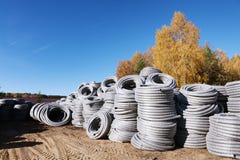 De stapel van gerold plastic pvc-Polyethyleen plooide drainagepijpen voor het openluchtpakhuis van het rioolsysteem stock foto's De stapel van gerold plastic pvc-Polyethyleen plooide drainagepijpen voor het openluchtpakhuis van het rioolsysteem stock foto's