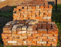 De stapel van oude rode bakstenen op de pallet op de zonsondergang, sluit omhoog royalty-vrije stock foto's De stapel van oude rode bakstenen op de pallet op de zonsondergang, sluit omhoog royalty-vrije stock foto's