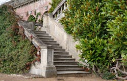 De Stappen die van de tuin tot een Engels Waardig Huis leiden stock afbeeldingen De Stappen die van de tuin tot een Engels Waardig Huis leiden stock afbeeldingen