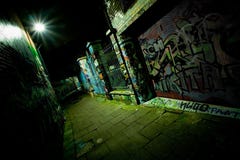 De Steeg van Graffiti bij Nacht stock foto De Steeg van Graffiti bij Nacht stock foto