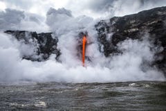 De stoom barst van koude oceaan los aangezien de hete lava in water giet