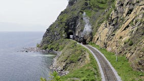 De stoomtrein gaat van tunnel De stoomtrein gaat van tunnel