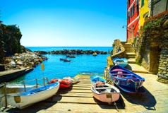 De straat, de boten en het overzees van het Riomaggioredorp Cinque Terre, Ligury, Royalty-vrije Stock Afbeelding De straat, de boten en het overzees van het Riomaggioredorp Cinque Terre, Ligury, Royalty-vrije Stock Afbeelding