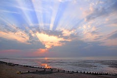 De stralenzonsondergang van de wolkbreukzon stock foto De stralenzonsondergang van de wolkbreukzon stock foto