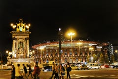 De streek van het de handelsbeurzendistrict van Barcelona tussen Espanya-vierkant en Montjuic-nachtmening met menigte stock afbeelding De streek van het de handelsbeurzendistrict van Barcelona tussen Espanya-vierkant en Montjuic-nachtmening met menigte stock afbeelding