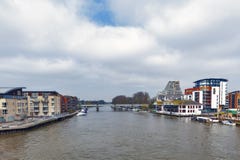 De stromende pas van Riviertheems de stad van Kingston op Theems in Groot Londen, Engeland royalty-vrije stock afbeeldingen De stromende pas van Riviertheems de stad van Kingston op Theems in Groot Londen, Engeland royalty-vrije stock afbeeldingen