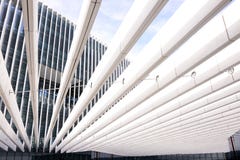 De Structuur van metaalstralen, de Moderne Bureaubouw, het Werkplaats royalty-vrije stock foto De Structuur van metaalstralen, de Moderne Bureaubouw, het Werkplaats royalty-vrije stock foto
