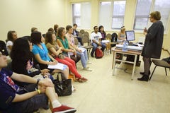 De studenten luisteren aan spreker bij Globale de Jeugdstem stock afbeeldingen De studenten luisteren aan spreker bij Globale de Jeugdstem stock afbeeldingen