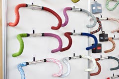 De sturen die van de fietsdaling met kleur in opslag winden Stock Foto's De sturen die van de fietsdaling met kleur in opslag winden Stock Foto's