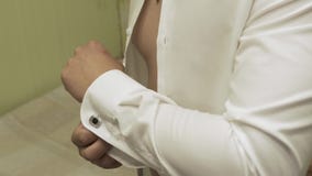 De succesvolle mens in het blauwe kostuum maakt zijn kokers, close-up recht stock footage De succesvolle mens in het blauwe kostuum maakt zijn kokers, close-up recht stock footage