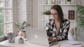 De succesvolle onderneemster die met laptop zitting bij lijst werken investeert binnen heldere flat stock video De succesvolle onderneemster die met laptop zitting bij lijst werken investeert binnen heldere flat stock video