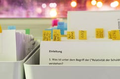 De systeemkaarten met wettelijke kwesties met straatverlichting bij nacht op de achtergrond op de systeemkaart is in het Duits stock foto's De systeemkaarten met wettelijke kwesties met straatverlichting bij nacht op de achtergrond op de systeemkaart is in het Duits stock foto's