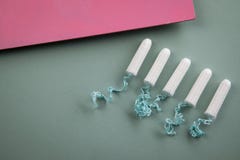De tampons op groene munt en namen roze achtergrond voor vrouwelijke persoonlijke hygiëne en bescherming tijdens de cyclus van de stock afbeelding De tampons op groene munt en namen roze achtergrond voor vrouwelijke persoonlijke hygiëne en bescherming tijdens de cyclus van de stock afbeelding