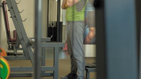 De te zware man doet hurkzit met hurkzit met een gewichtsschijf voor een barbell De mens van de geschiktheid training Gezond leve stock video De te zware man doet hurkzit met hurkzit met een gewichtsschijf voor een barbell De mens van de geschiktheid training Gezond leve stock video