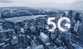 De technologie van de netwerkverbinding in de stad, met het voorzien van een netwerkteken van 5g Internet stock foto's De technologie van de netwerkverbinding in de stad, met het voorzien van een netwerkteken van 5g Internet stock foto's