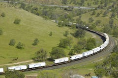 De Tehachapi-Treinlijn dichtbij Tehachapi Californië is de historische plaats van de Zuidelijke Vreedzame Spoorweg waar goederent royalty-vrije stock fotografie De Tehachapi-Treinlijn dichtbij Tehachapi Californië is de historische plaats van de Zuidelijke Vreedzame Spoorweg waar goederent royalty-vrije stock fotografie