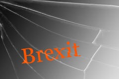 De tekst Brexit op het gebroken glas Het concept een Britse uitgang van de Europese Unie royalty-vrije stock foto's De tekst Brexit op het gebroken glas Het concept een Britse uitgang van de Europese Unie royalty-vrije stock foto's