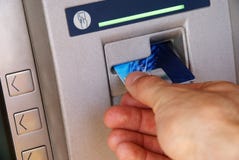 De terugtrekking van het contante geld via ATM royalty-vrije stock foto's De terugtrekking van het contante geld via ATM royalty-vrije stock foto's
