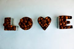 De textuur met de woordliefde voor de daginschrijving van de valentijnskaart maakte van de geselecteerde bruine aromatische Arabi stock afbeeldingen De textuur met de woordliefde voor de daginschrijving van de valentijnskaart maakte van de geselecteerde bruine aromatische Arabi stock afbeeldingen