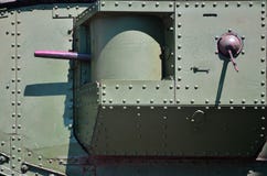 De textuur van de muur van de tank, van metaal wordt en met een massa bouten en klinknagels wordt versterkt gemaakt die die Beeld royalty-vrije stock foto De textuur van de muur van de tank, van metaal wordt en met een massa bouten en klinknagels wordt versterkt gemaakt die die Beeld royalty-vrije stock foto