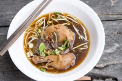 De Thaise noedels van de stijlkip royalty-vrije stock afbeelding De Thaise noedels van de stijlkip royalty-vrije stock afbeelding