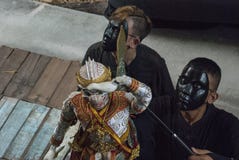 De Thaise poppenkastspeler vertelt het verhaal van hanuman stock fotografie De Thaise poppenkastspeler vertelt het verhaal van hanuman stock fotografie