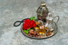 De thee en rood nam bloem, Arabische lantaarn en rozentuin toe Islamitisch HOL royalty-vrije stock foto's De thee en rood nam bloem, Arabische lantaarn en rozentuin toe Islamitisch HOL royalty-vrije stock foto's