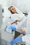 De Therapie van het bloedozon Vrouw bij Bloedtransfusiebehandeling stock foto De Therapie van het bloedozon Vrouw bij Bloedtransfusiebehandeling stock foto