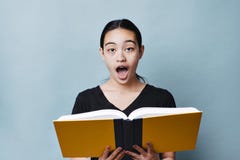 De tiener heeft Uitdrukking terwijl het Lezen van een Concept van het Handboekonderwijs geschokt royalty-vrije stock foto De tiener heeft Uitdrukking terwijl het Lezen van een Concept van het Handboekonderwijs geschokt royalty-vrije stock foto