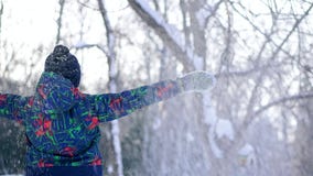 De tienerjongen werpt sneeuw in het de winterbos stock videobeelden De tienerjongen werpt sneeuw in het de winterbos stock videobeelden