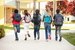 De tijd van schoolkinderen thuis stock afbeeldingen De tijd van schoolkinderen thuis stock afbeeldingen
