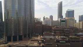 De tijdspanne van de ochtendtijd met de moderne stadsarchitectuur van Abu Dhabi-horizon met mooie wolken, de V.A.E De tijdspanne van de ochtendtijd met de moderne stadsarchitectuur van Abu Dhabi-horizon met mooie wolken, de V.A.E