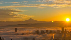 De tijdtijdspanne en Panning de Film van Rolling Mist over Cityscape Van de binnenstad van Portland Oregon met Behandelde Sneeuw stock videobeelden De tijdtijdspanne en Panning de Film van Rolling Mist over Cityscape Van de binnenstad van Portland Oregon met Behandelde Sneeuw stock videobeelden