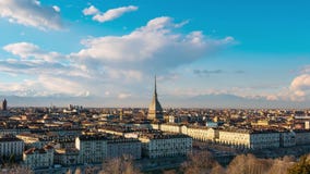 De tijdtijdspanne van Turijn, Italië, de horizon van Turijn met de Mol Antonelliana en hete lucht baloon Tijdtijdspanne bij zonso stock video De tijdtijdspanne van Turijn, Italië, de horizon van Turijn met de Mol Antonelliana en hete lucht baloon Tijdtijdspanne bij zonso stock video