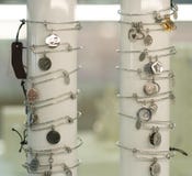 De toebehoren van de manier Modieuze in juwelen, glamourarmbanden stock fotografie De toebehoren van de manier Modieuze in juwelen, glamourarmbanden stock fotografie