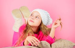 De toebehoren van de de wintermanier De winter bijkomend concept De droom roze achtergrond van het meisjes lange haar Jong geitje royalty-vrije stock afbeelding De toebehoren van de de wintermanier De winter bijkomend concept De droom roze achtergrond van het meisjes lange haar Jong geitje royalty-vrije stock afbeelding