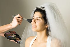 De Toepassing van de make-up op horizontale Bruid - stock fotografie De Toepassing van de make-up op horizontale Bruid - stock fotografie