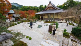 de toeristen bezoeken steentuin in Enkoji-Tempel, Kyoto stock afbeelding de toeristen bezoeken steentuin in Enkoji-Tempel, Kyoto stock afbeelding