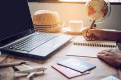 De toeristen zijn van plan om aantrekkelijkheden te vinden - Conceptenreis stock foto De toeristen zijn van plan om aantrekkelijkheden te vinden - Conceptenreis stock foto