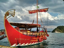 De toeristenboot modelleerde na het kombuis van de Odyssee, Lefkada royalty-vrije stock foto De toeristenboot modelleerde na het kombuis van de Odyssee, Lefkada royalty-vrije stock foto