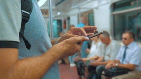 De toevallige lezing van de reizigersmens van mobiele telefoonsmartphone schrijft het berichtenscherm terwijl blikken de navigato stock footage De toevallige lezing van de reizigersmens van mobiele telefoonsmartphone schrijft het berichtenscherm terwijl blikken de navigato stock footage