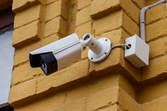 De toezichtcamera of kabeltelevisie-het systeem zijn apparaat om video voor veiligheid over winkel, opslag, huis, hotel of bureau royalty-vrije stock afbeeldingen De toezichtcamera of kabeltelevisie-het systeem zijn apparaat om video voor veiligheid over winkel, opslag, huis, hotel of bureau royalty-vrije stock afbeeldingen