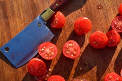 De tomaten van de besnoeiingsdruif op houten scherpe raad Stock Afbeelding De tomaten van de besnoeiingsdruif op houten scherpe raad Stock Afbeelding